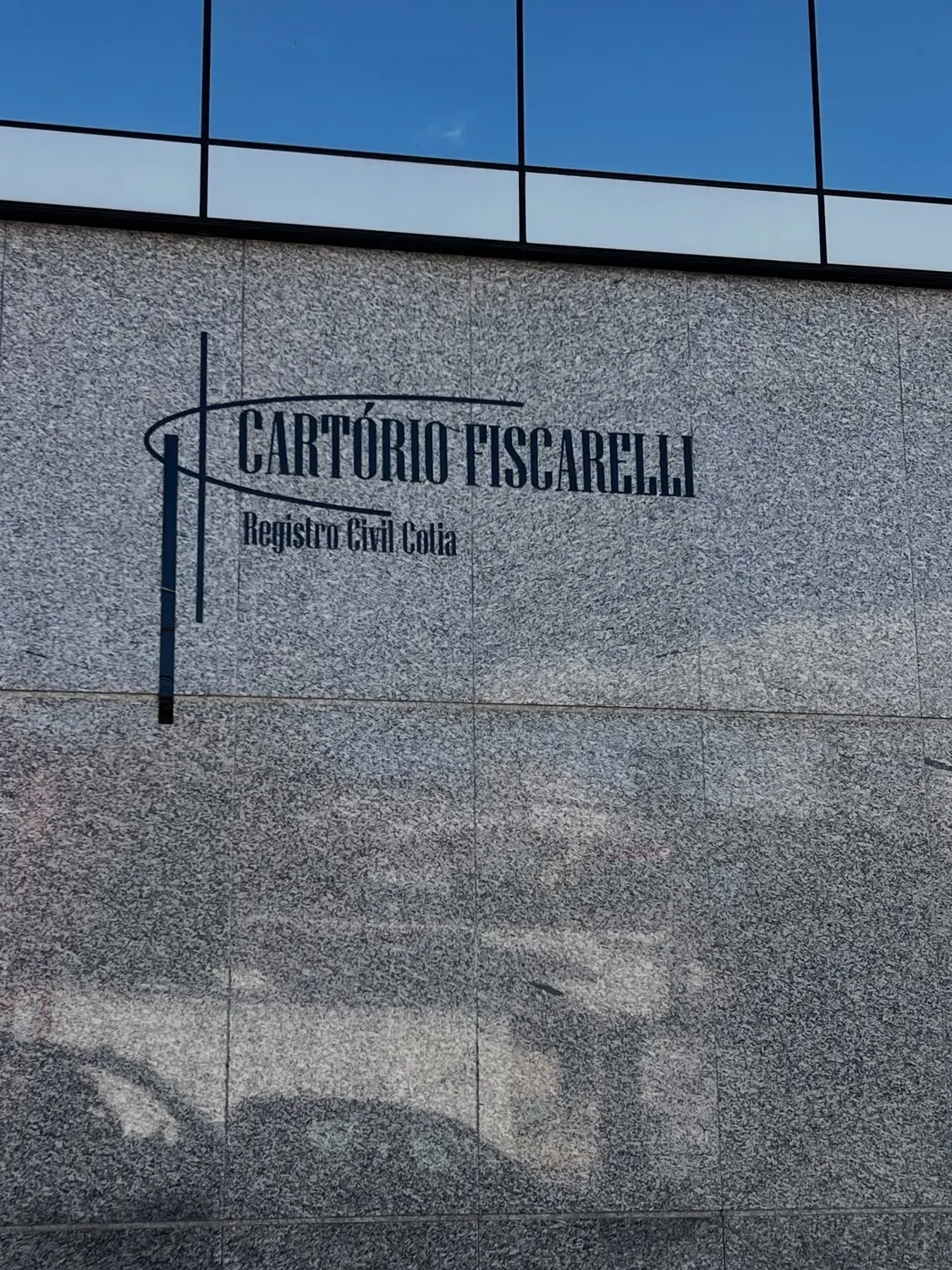 Letras metálicas pretas do Cartório Fiscarelli Registro Civil de Cotia aplicadas em fachada de granito