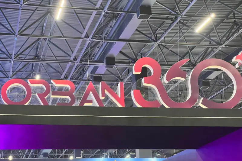 Detalhe das letras e números 3D recortados do logo Corban 360 com acabamento em vermelho degradê