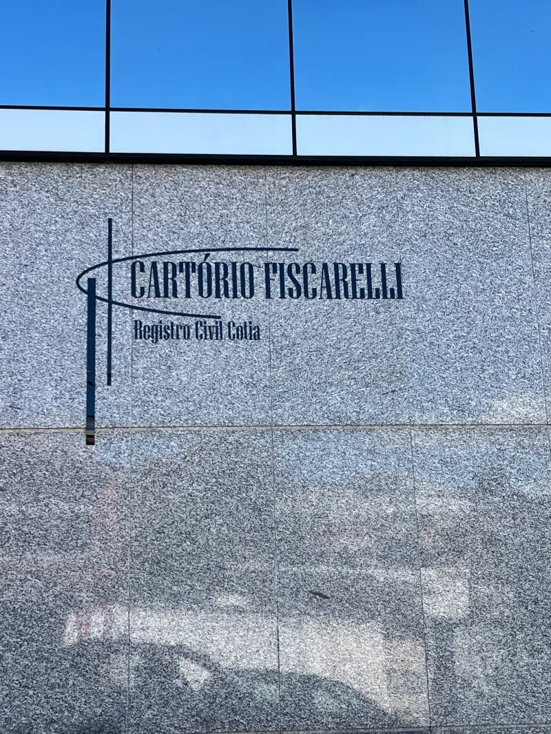 Letreiro em letras metálicas recortadas do Cartório Fiscarelli Registro Civil em fachada de granito em Cotia