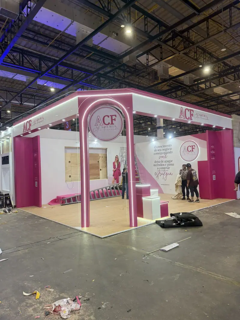 Stand da ACF Academia Cátia Fernanda com arcos de LED rosa — foto 1