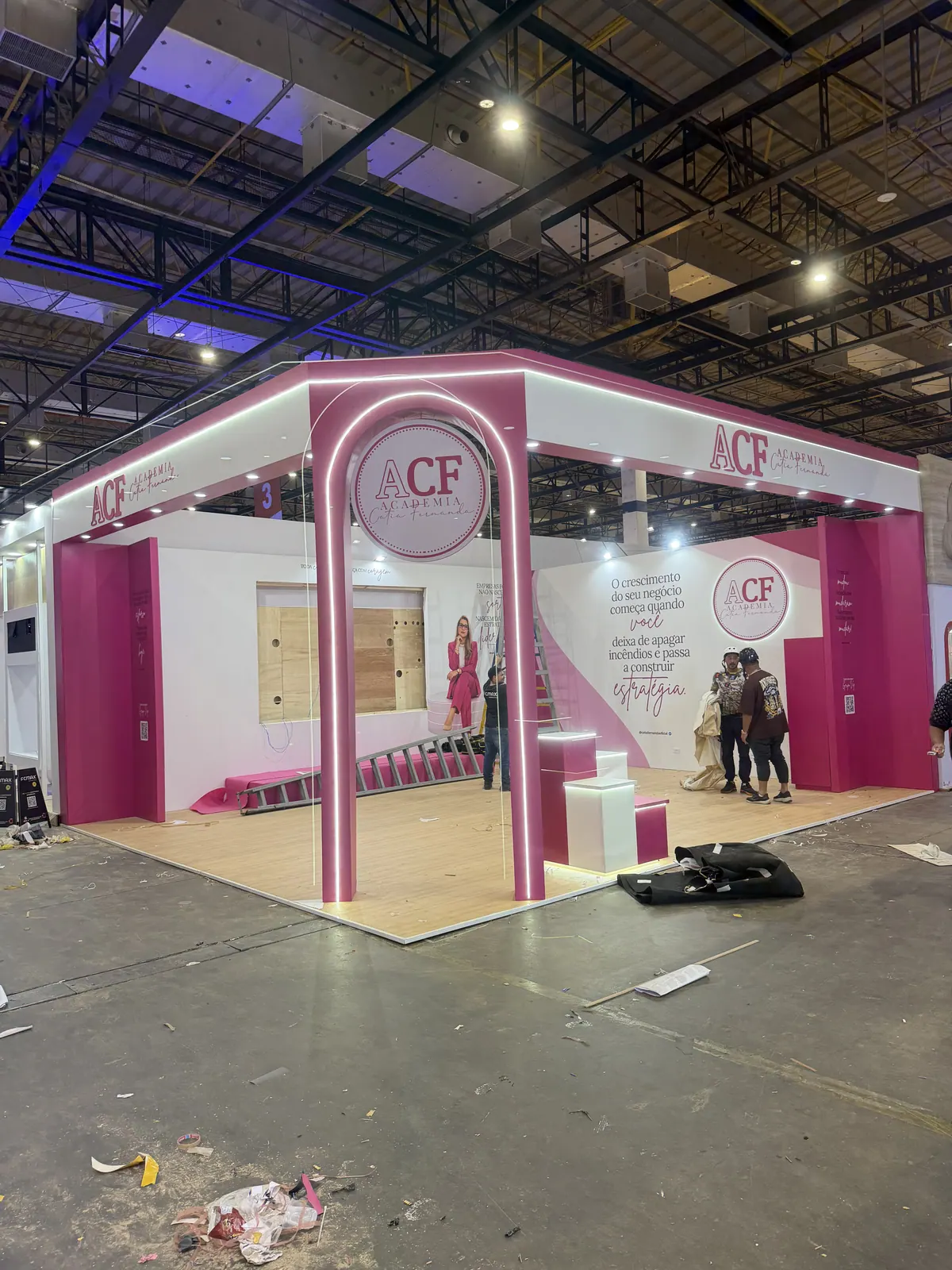 Stand da ACF Academia Cátia Fernanda com arcos de LED rosa — foto 1