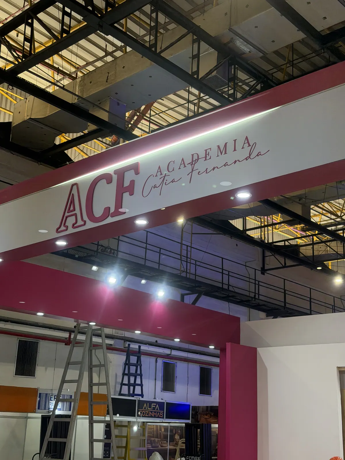 Stand da ACF Academia Cátia Fernanda com arcos de LED rosa — foto 2