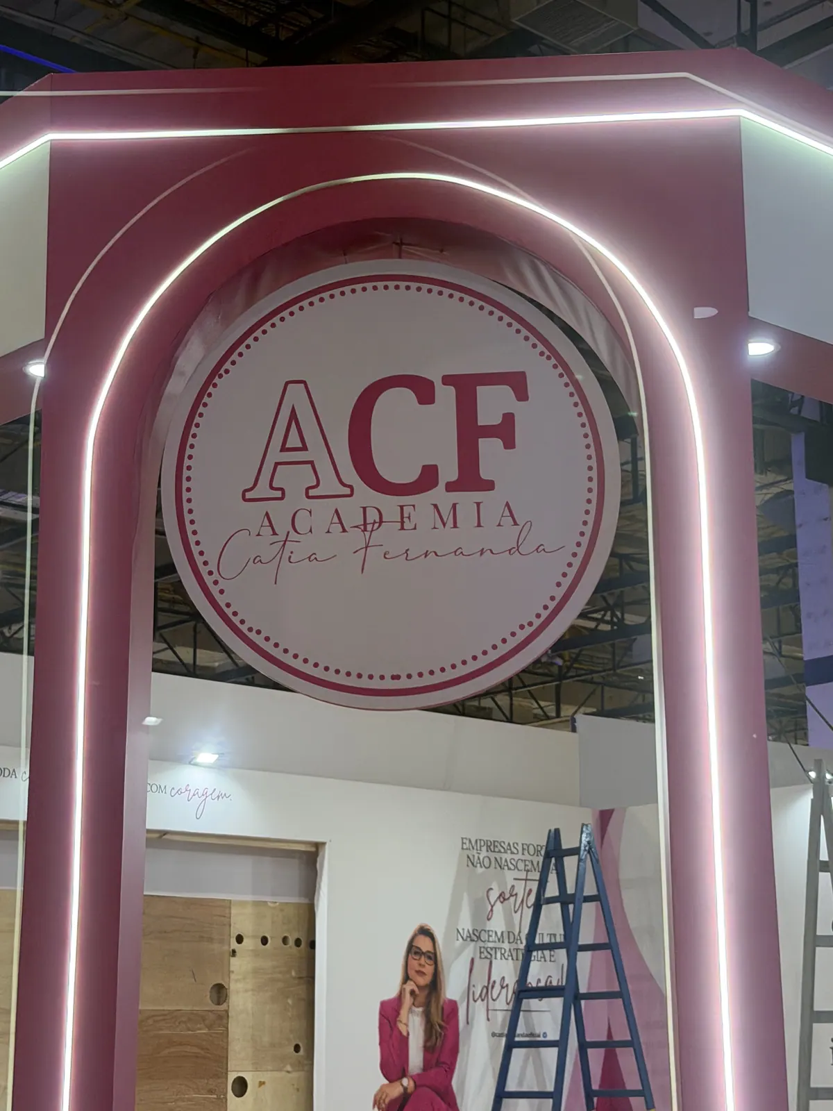 Stand da ACF Academia Cátia Fernanda com arcos de LED rosa — foto 3