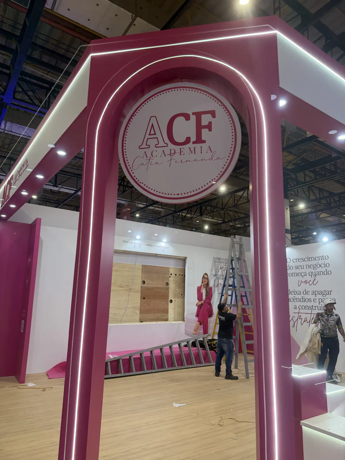 Stand da ACF Academia Cátia Fernanda com arcos de LED rosa — foto 4