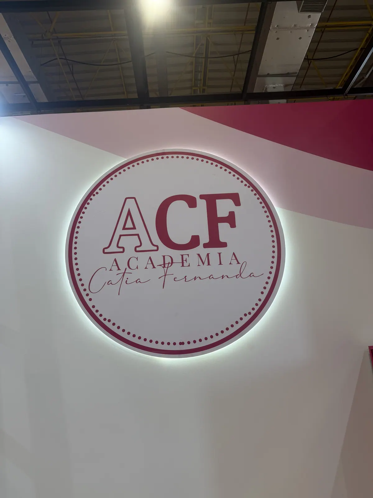Stand da ACF Academia Cátia Fernanda com arcos de LED rosa — foto 5