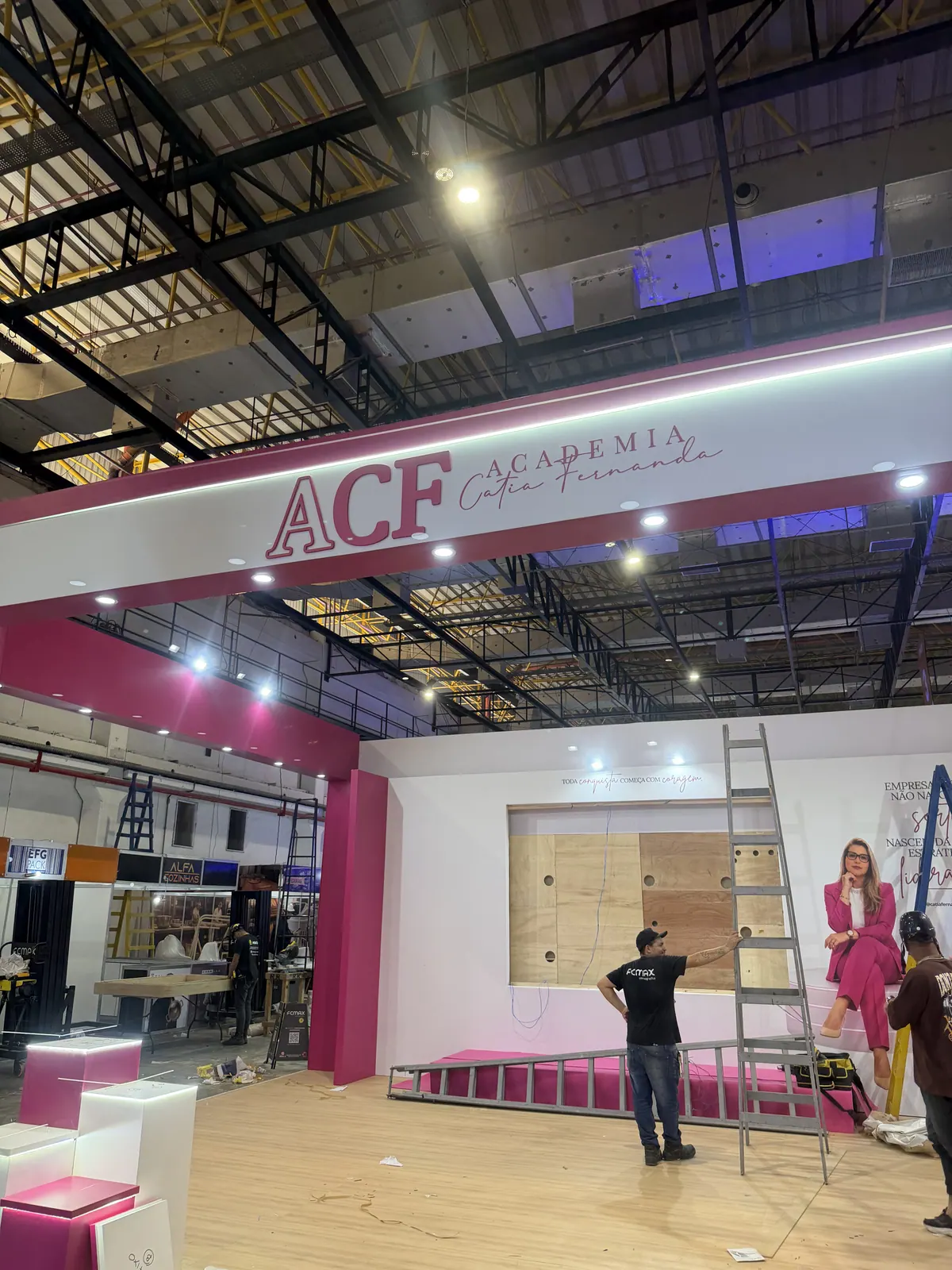 Stand da ACF Academia Cátia Fernanda com arcos de LED rosa — foto 6