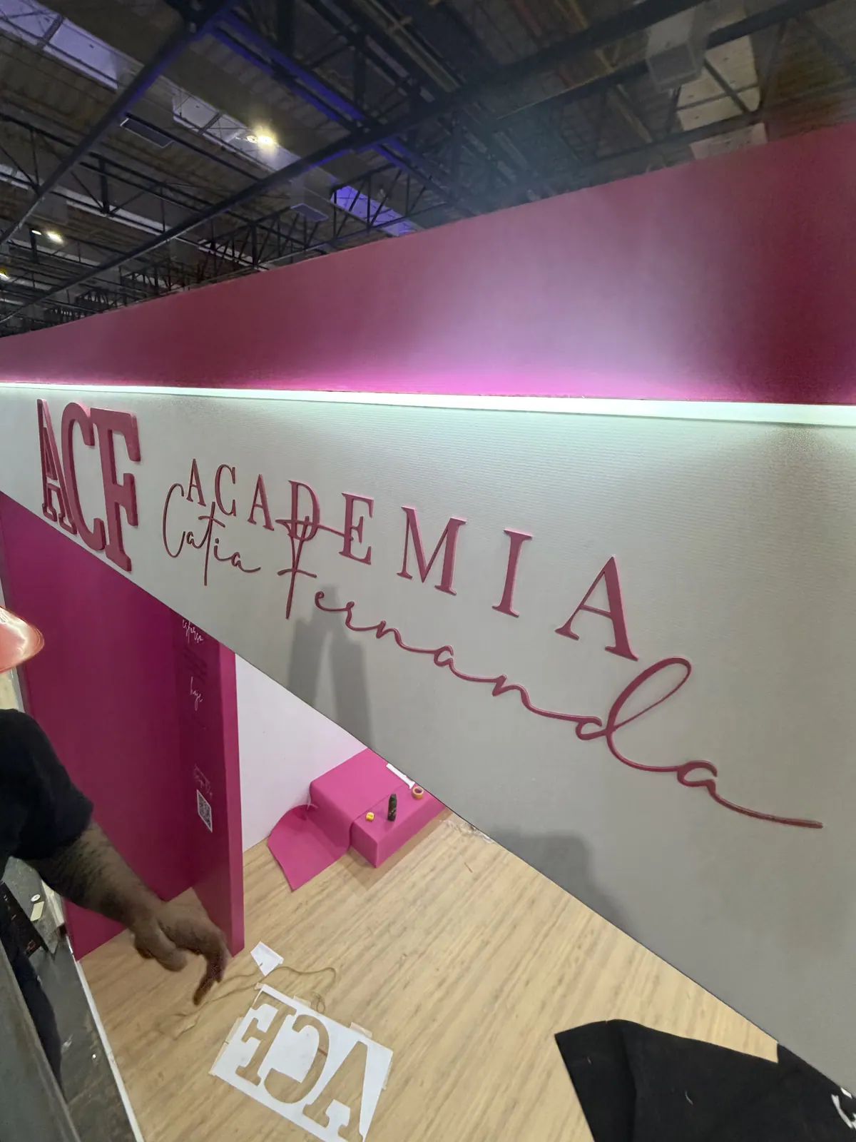 Stand da ACF Academia Cátia Fernanda com arcos de LED rosa — foto 7