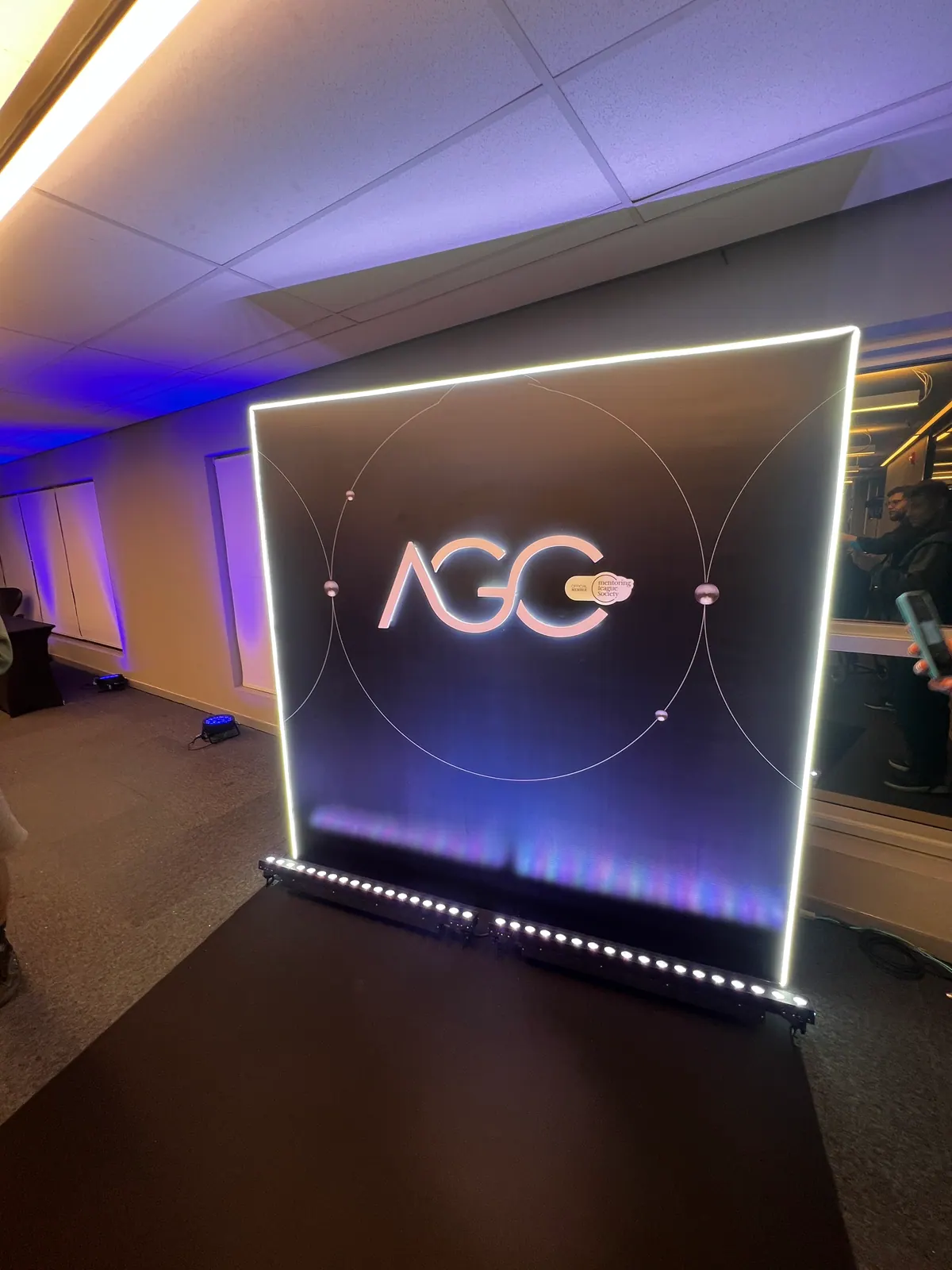 Painel de palco com logo AGC iluminado por LED — foto 1