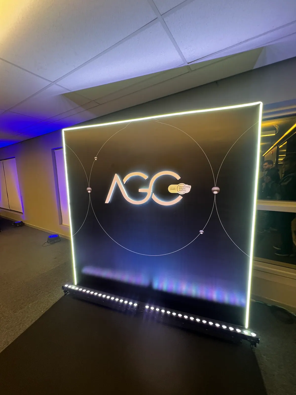 Painel de palco com logo AGC iluminado por LED — foto 2