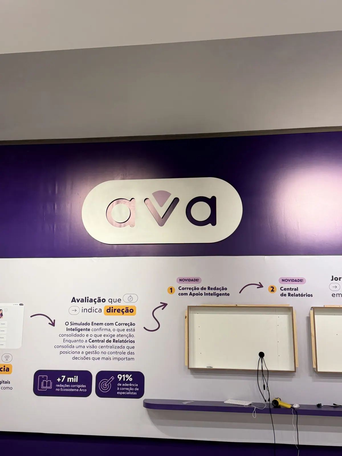Painel do stand AVA com logo em relevo — foto 1