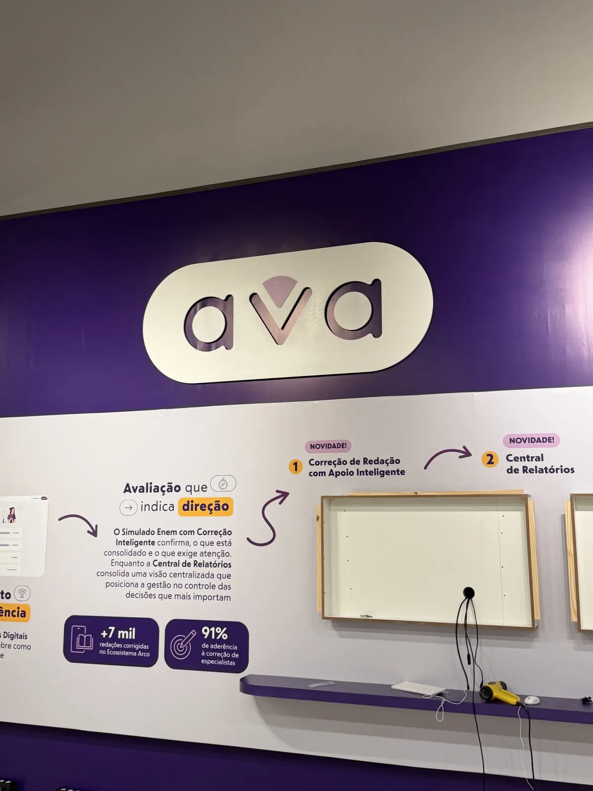 Painel do stand AVA com logo em relevo — foto 2