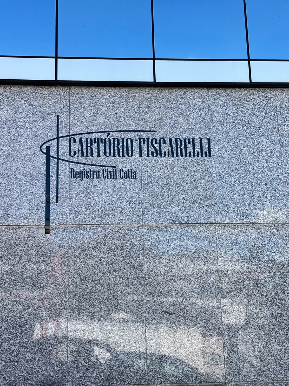 Letras metálicas do Cartório Fiscarelli sobre granito