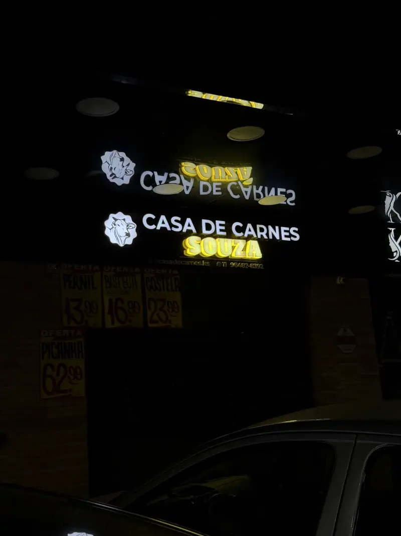 Letreiro luminoso da Casa de Carnes Souza com letra caixa amarela — foto 1
