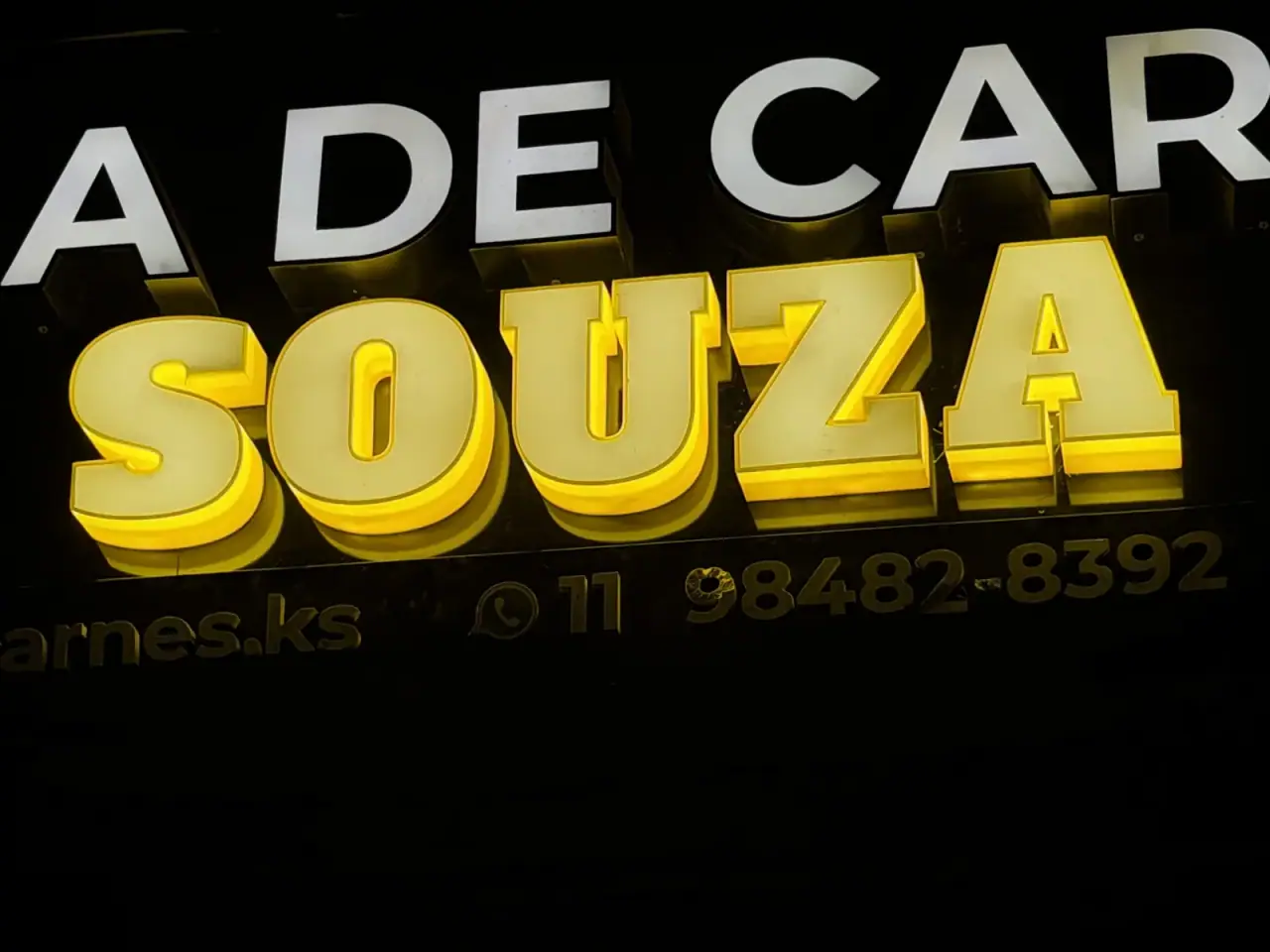 Letreiro luminoso da Casa de Carnes Souza com letra caixa amarela — foto 2