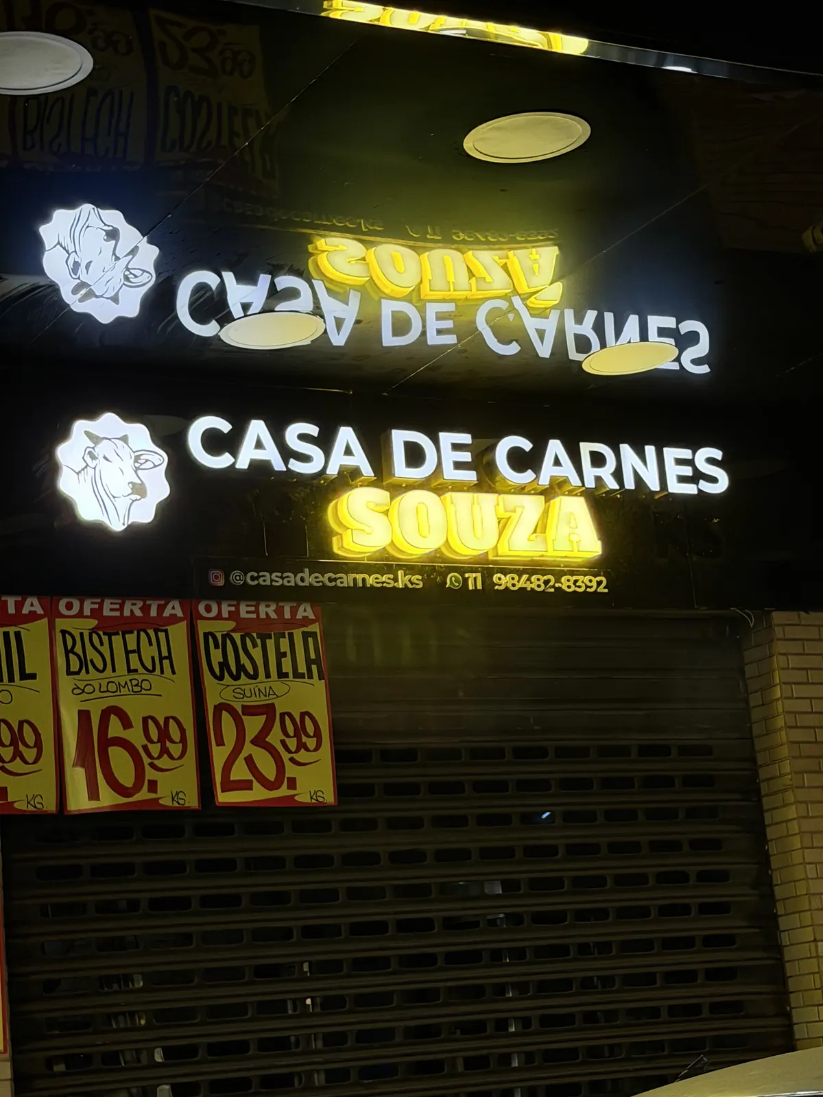 Letreiro luminoso da Casa de Carnes Souza com letra caixa amarela — foto 4