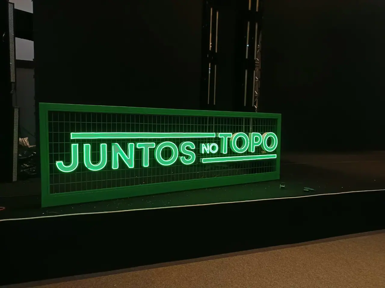 Peças cenográficas do evento COC com neon Juntos no Topo — foto 1
