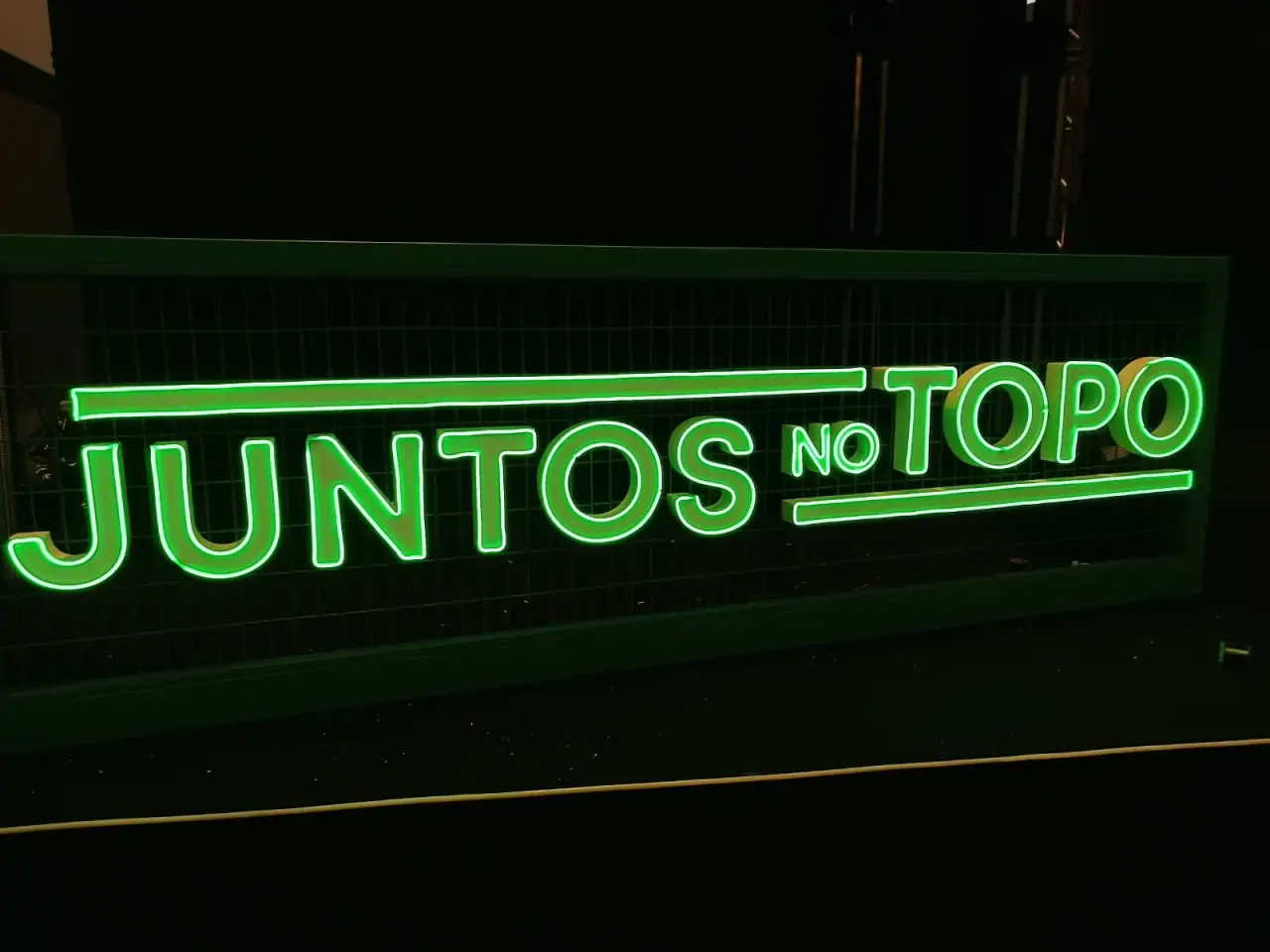 Peças cenográficas do evento COC com neon Juntos no Topo — foto 2