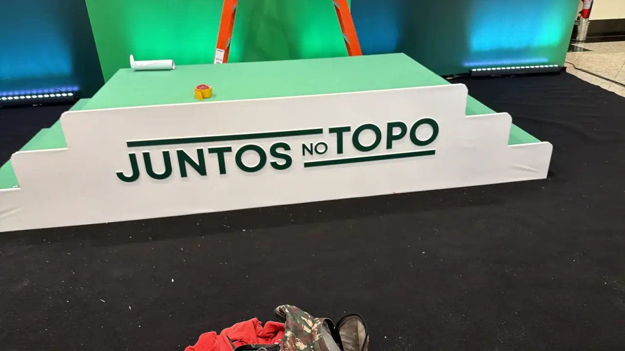 Peças cenográficas do evento COC com neon Juntos no Topo — foto 3