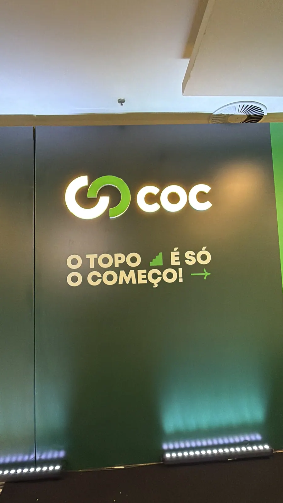 Peças cenográficas do evento COC com neon Juntos no Topo — foto 4