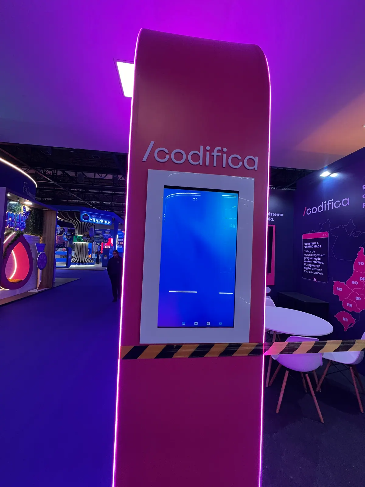 Totens iluminados do stand da Codifica em feira — foto 1