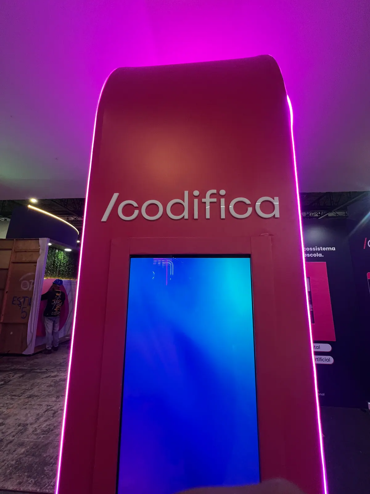 Totens iluminados do stand da Codifica em feira — foto 2