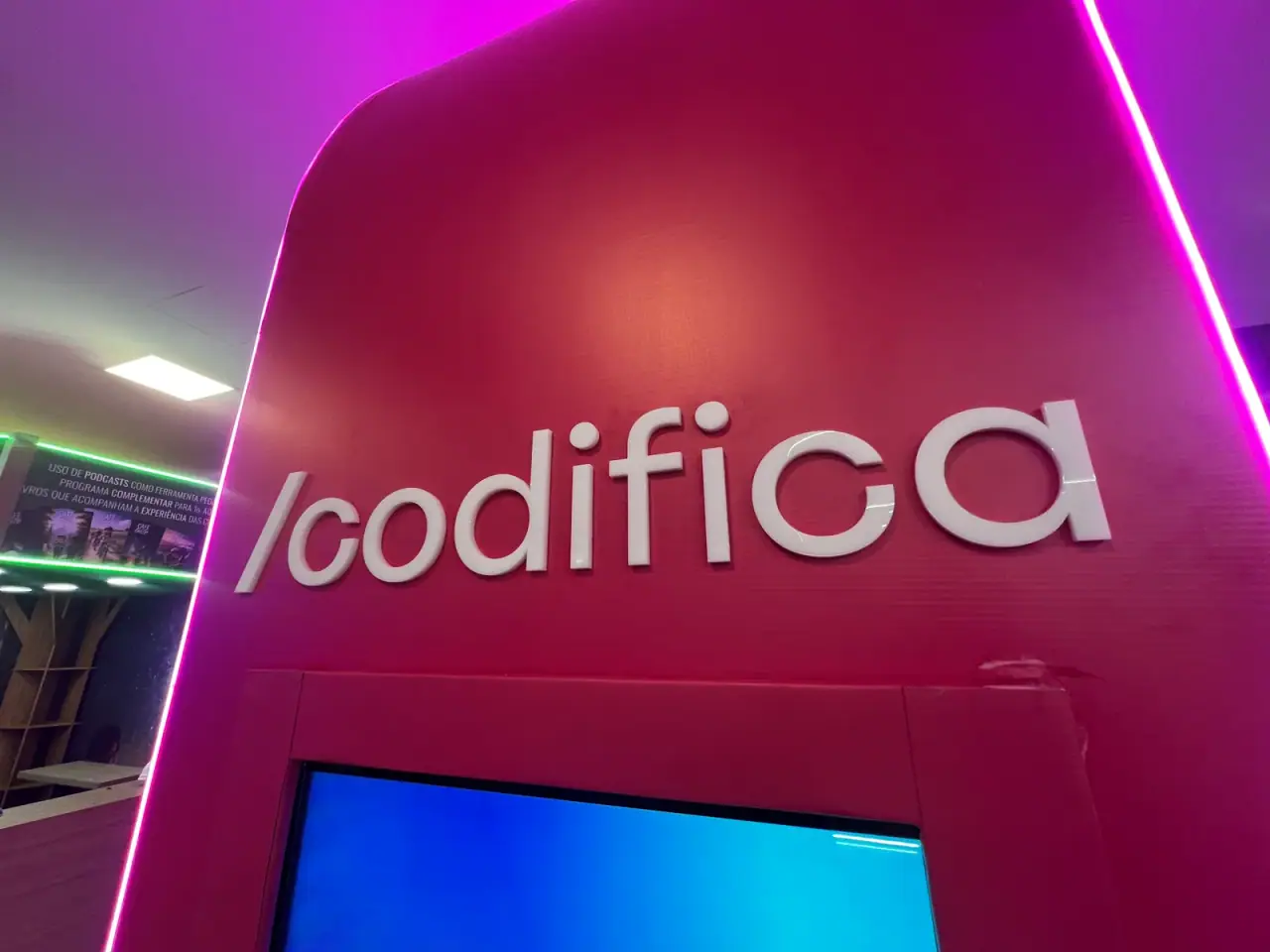 Totens iluminados do stand da Codifica em feira — foto 3