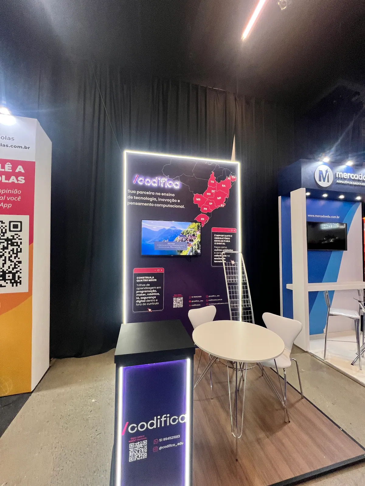 Totens iluminados do stand da Codifica em feira — foto 4
