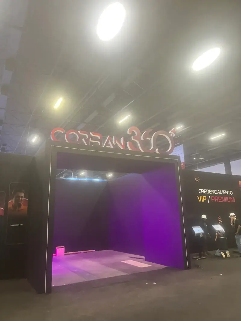 Cenografia do evento Corban 360º com portal iluminado e letras gigantes — foto 1