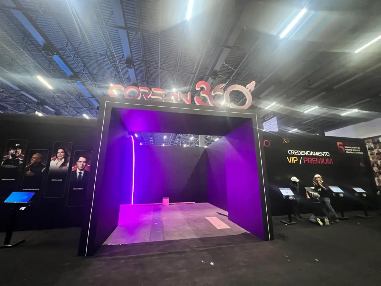 Cenografia do evento Corban 360º com portal iluminado e letras gigantes — foto 2