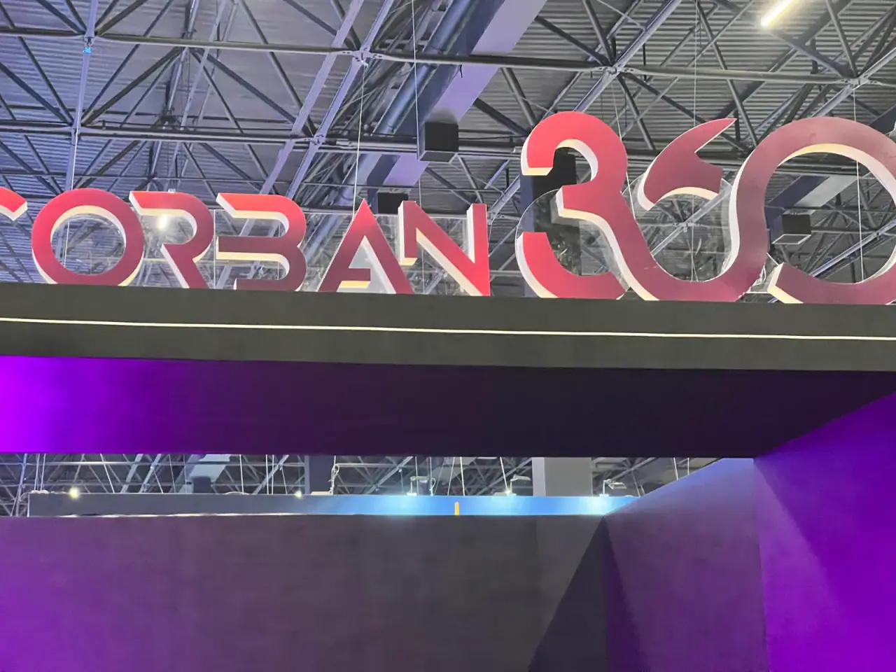Cenografia do evento Corban 360º com portal iluminado e letras gigantes — foto 3