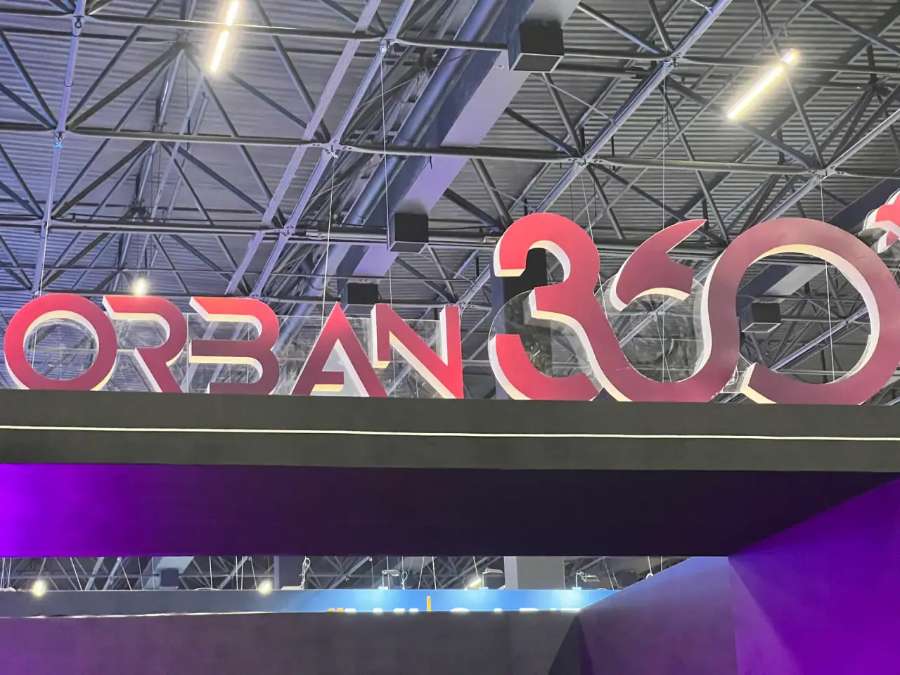 Cenografia do evento Corban 360º com portal iluminado e letras gigantes — foto 4