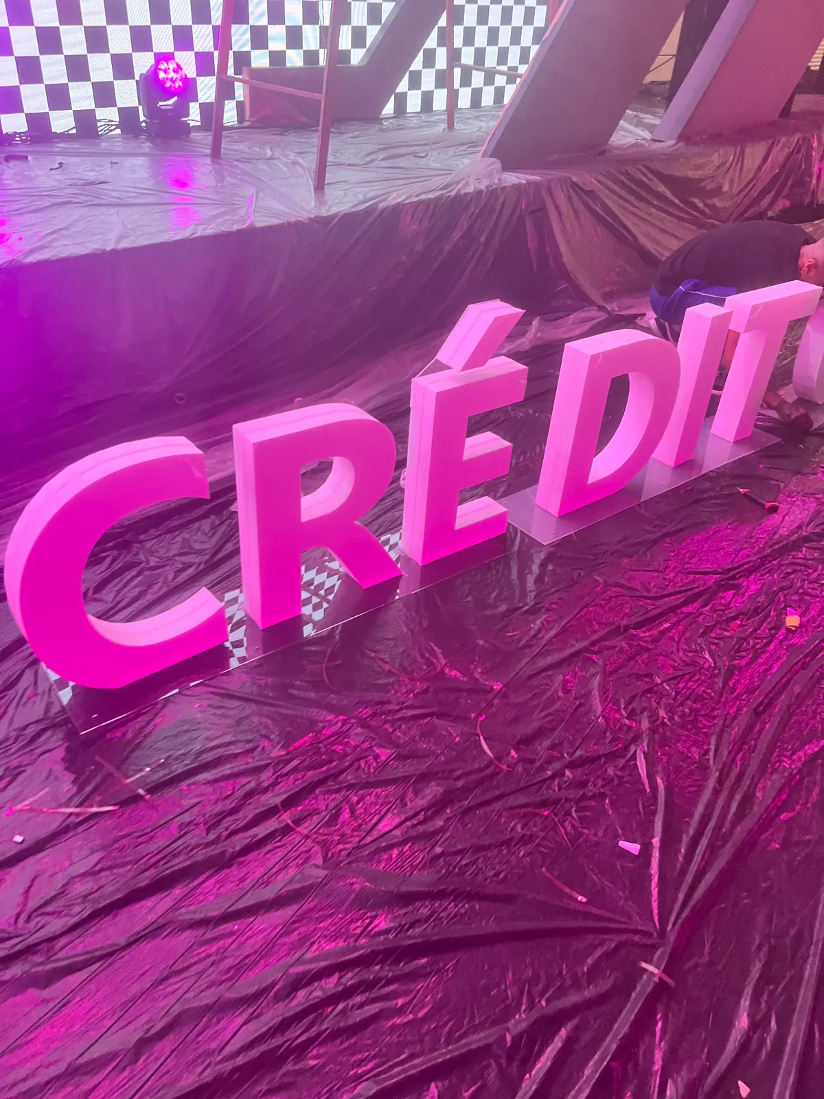 Cenografia do evento Corban 360º com portal iluminado e letras gigantes — foto 5