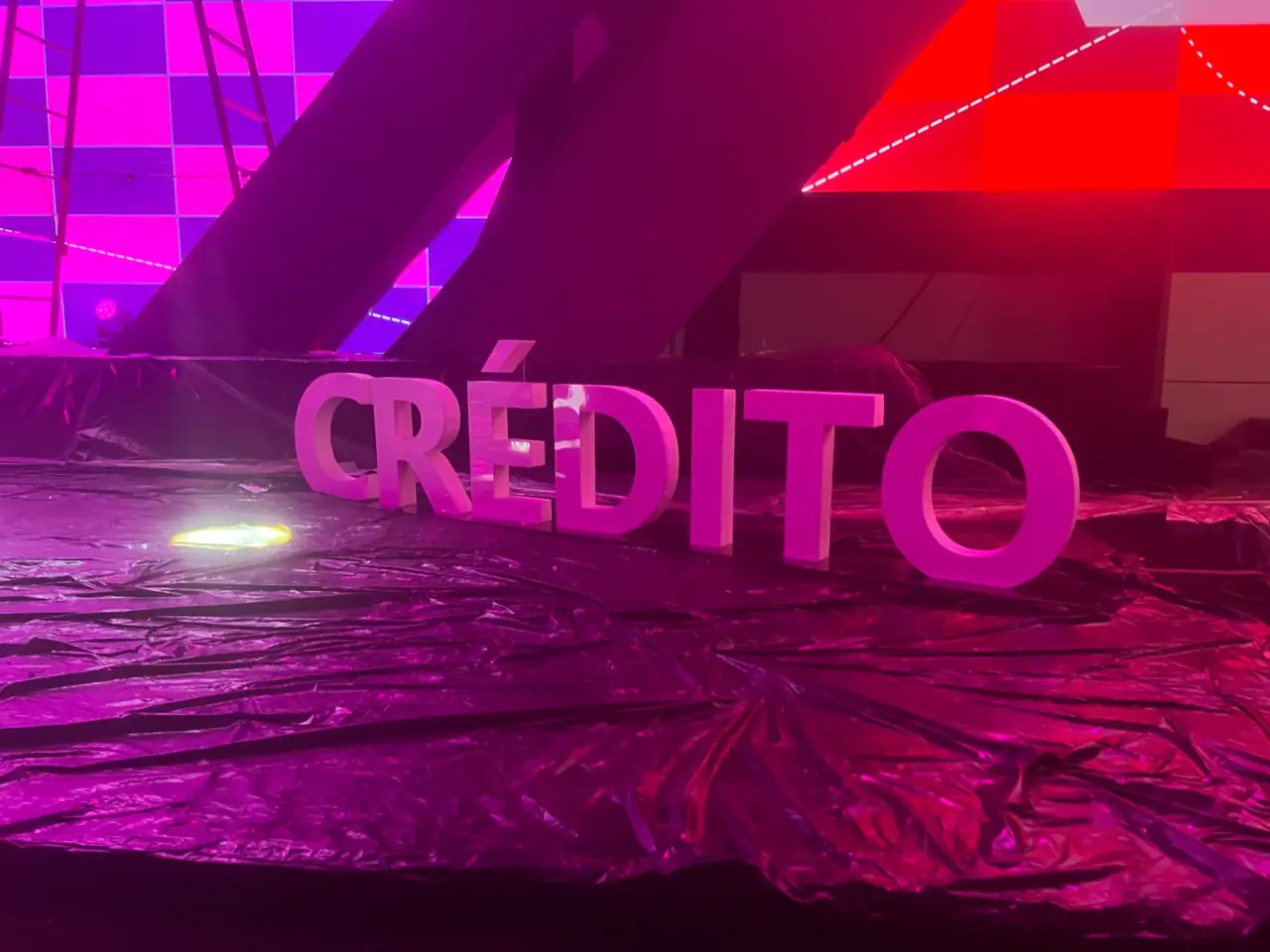 Cenografia do evento Corban 360º com portal iluminado e letras gigantes — foto 6