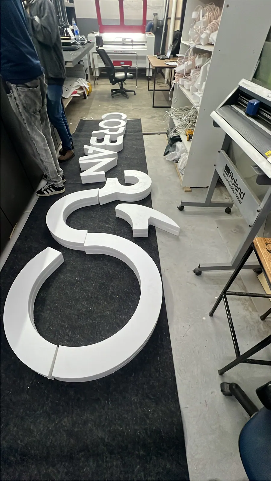 Cenografia do evento Corban 360º com portal iluminado e letras gigantes — foto 7