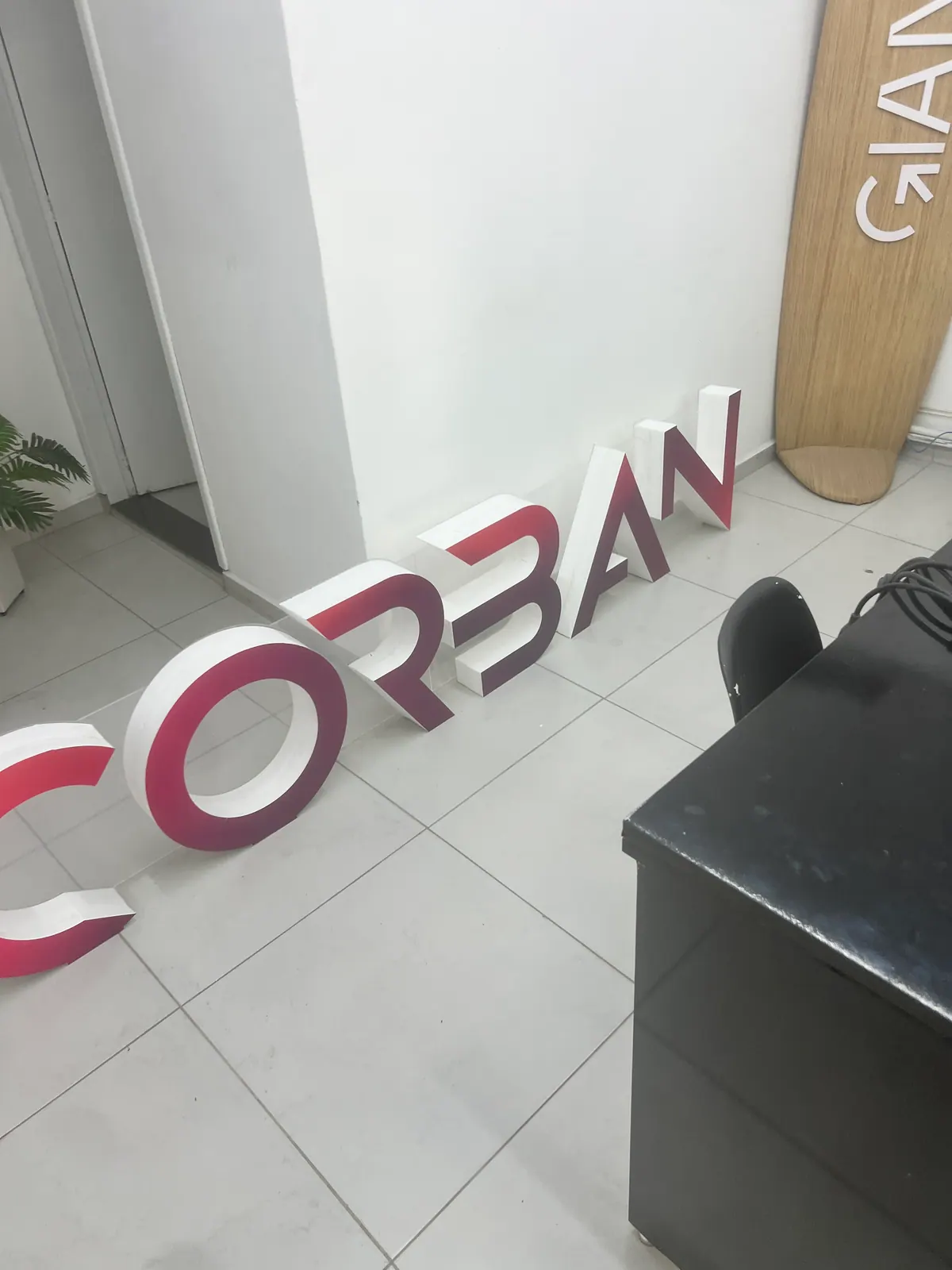 Cenografia do evento Corban 360º com portal iluminado e letras gigantes — foto 8