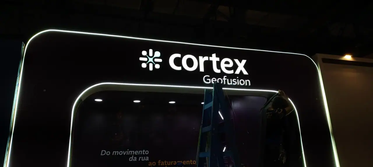 Stand da Cortex Geofusion com moldura de LED e logo iluminado — foto 1