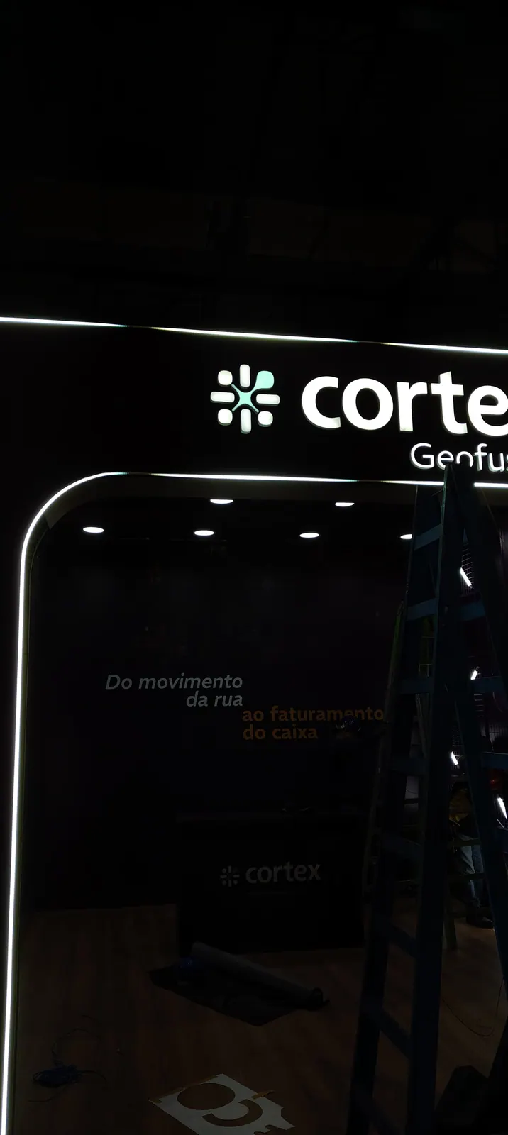 Stand da Cortex Geofusion com moldura de LED e logo iluminado — foto 2