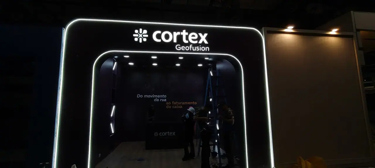 Stand da Cortex Geofusion com moldura de LED e logo iluminado — foto 3