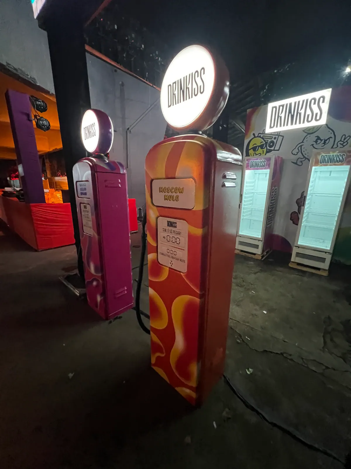 Bombas de gasolina cenográficas e geladeiras adesivadas da ativação Drinkiss — foto 1
