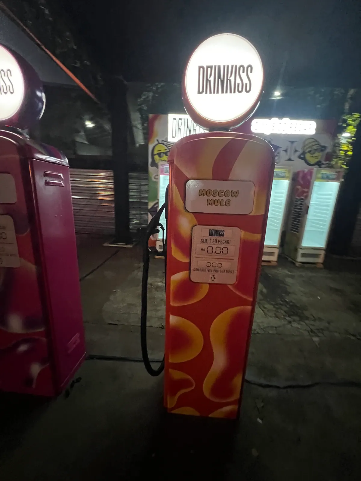 Bombas de gasolina cenográficas e geladeiras adesivadas da ativação Drinkiss — foto 2