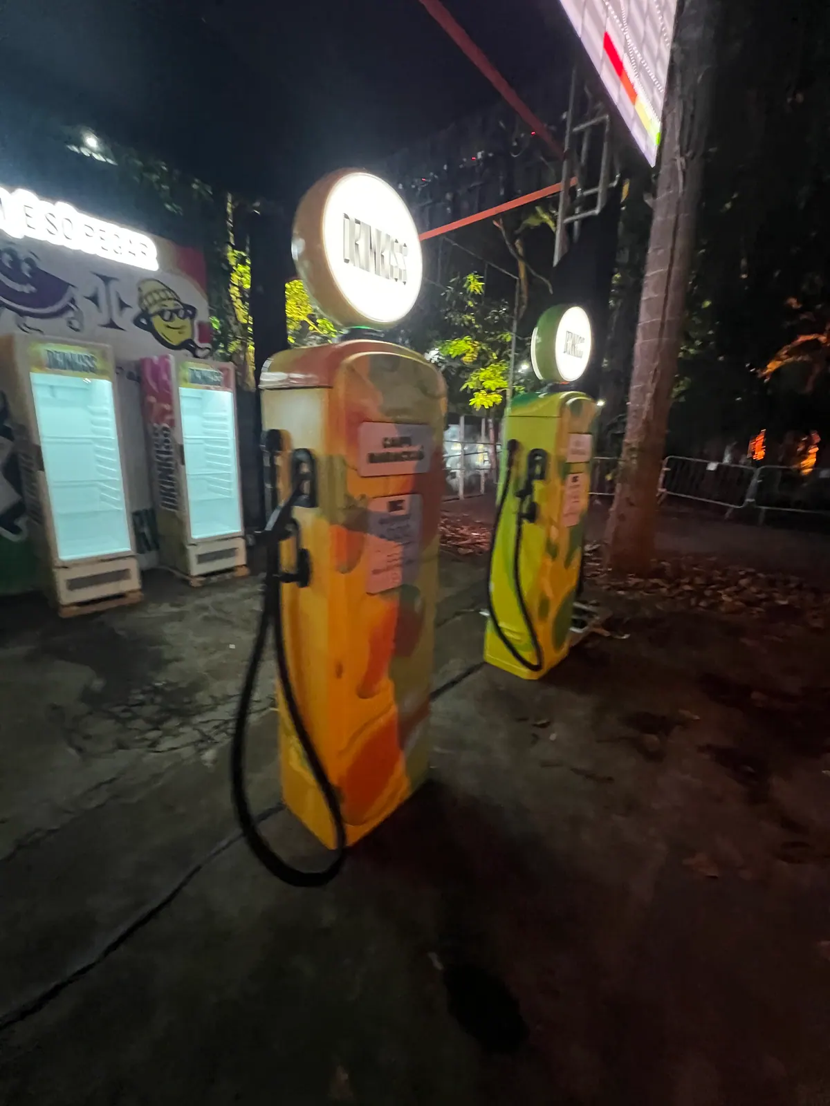 Bombas de gasolina cenográficas e geladeiras adesivadas da ativação Drinkiss — foto 3