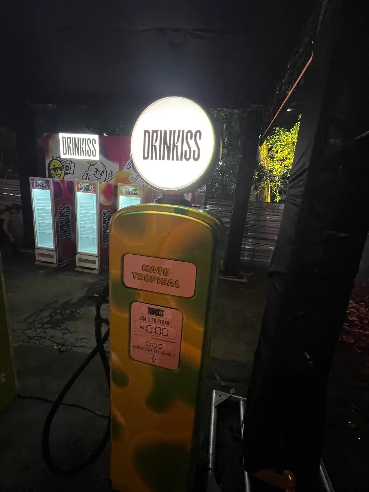 Bombas de gasolina cenográficas e geladeiras adesivadas da ativação Drinkiss — foto 4