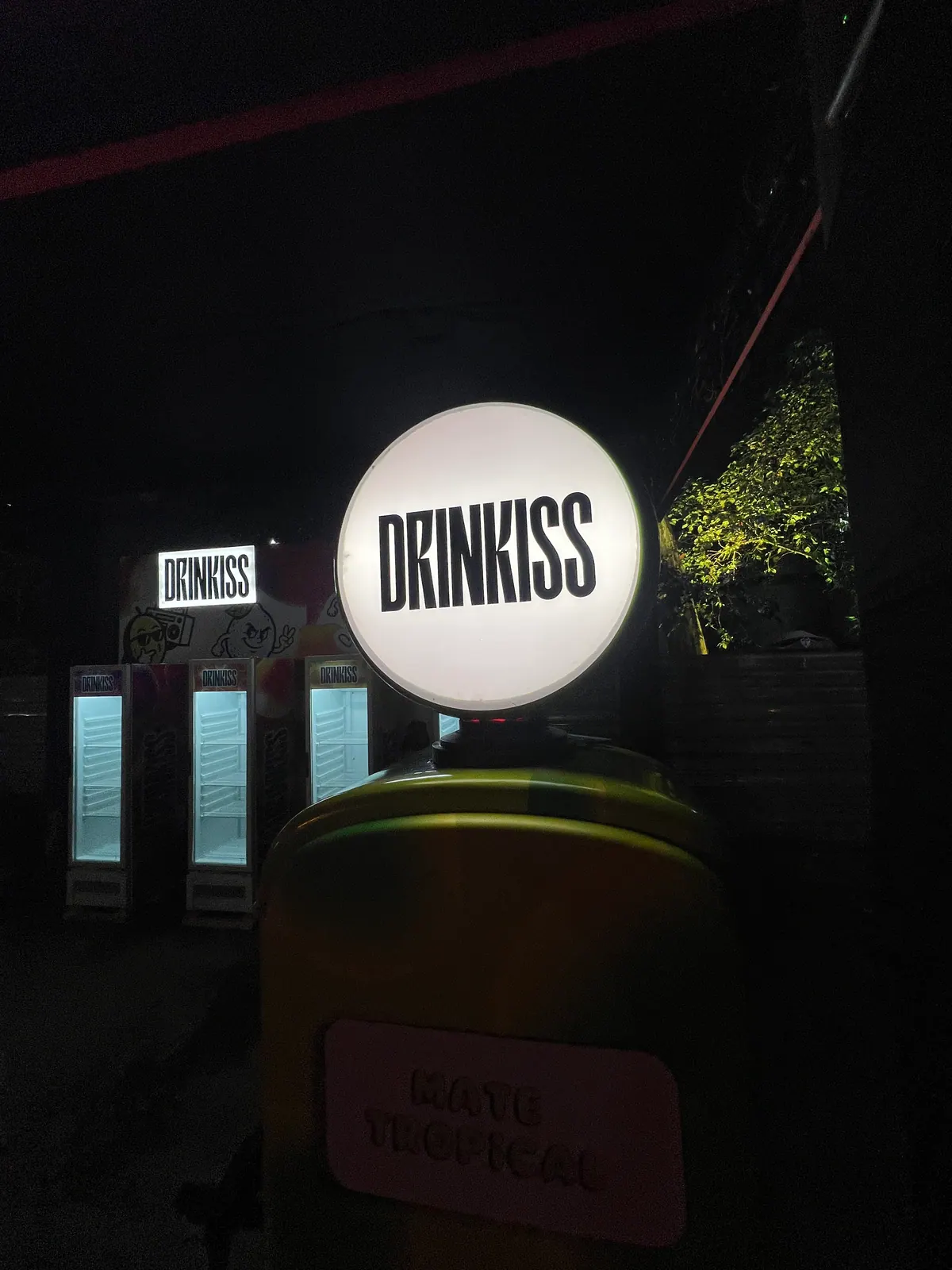 Bombas de gasolina cenográficas e geladeiras adesivadas da ativação Drinkiss — foto 5