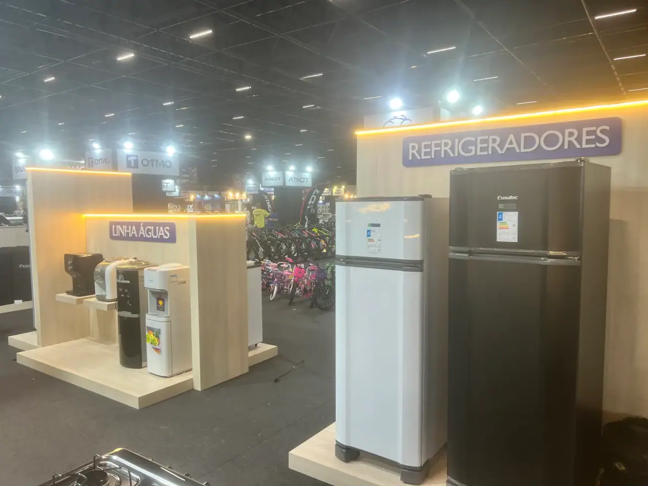 Displays e totem digital da Esmaltec em feira — foto 1