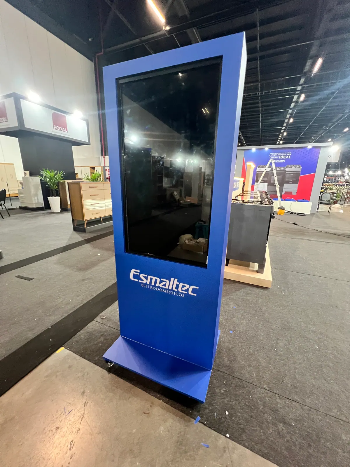 Displays e totem digital da Esmaltec em feira — foto 2