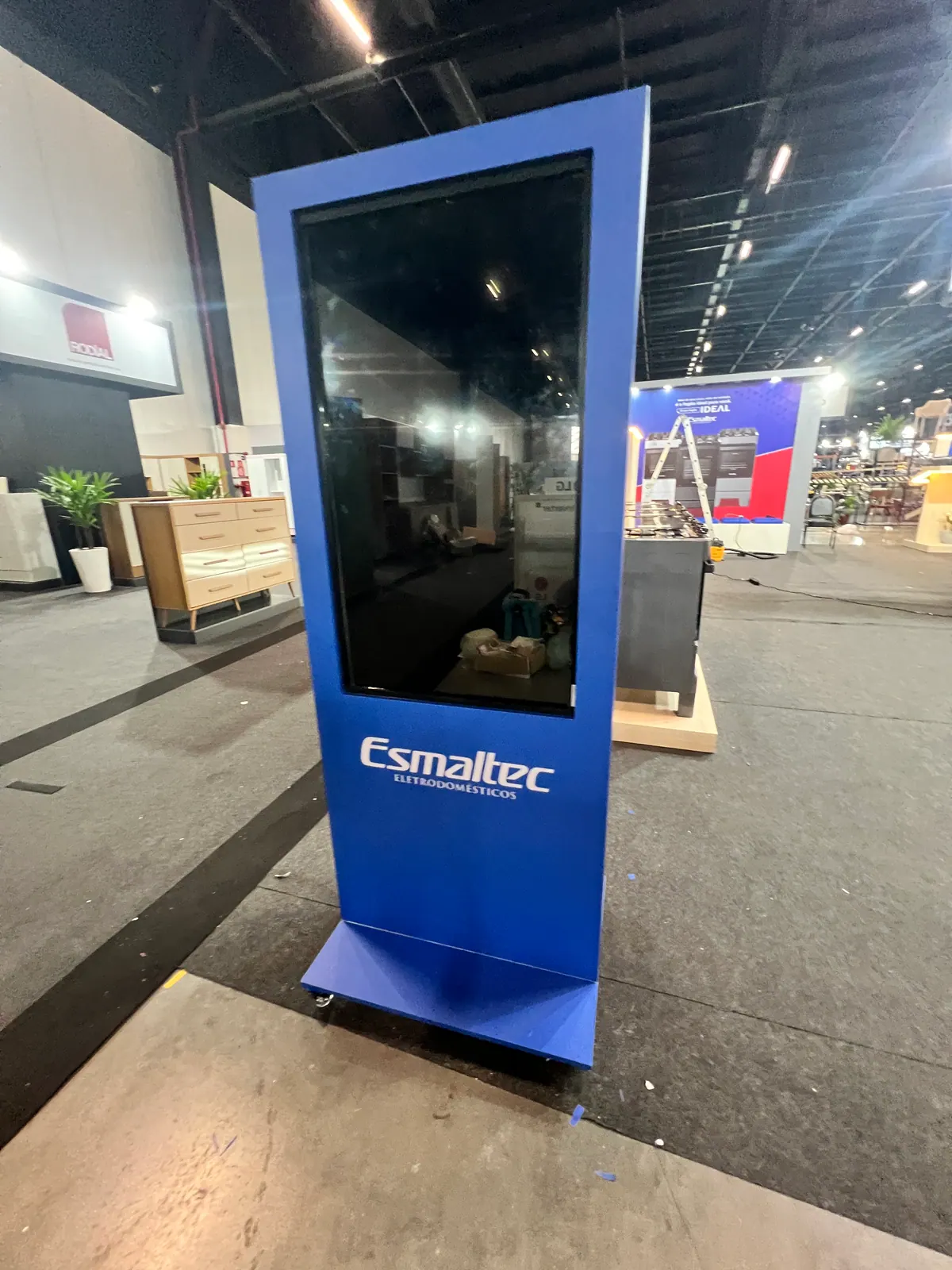 Displays e totem digital da Esmaltec em feira — foto 3