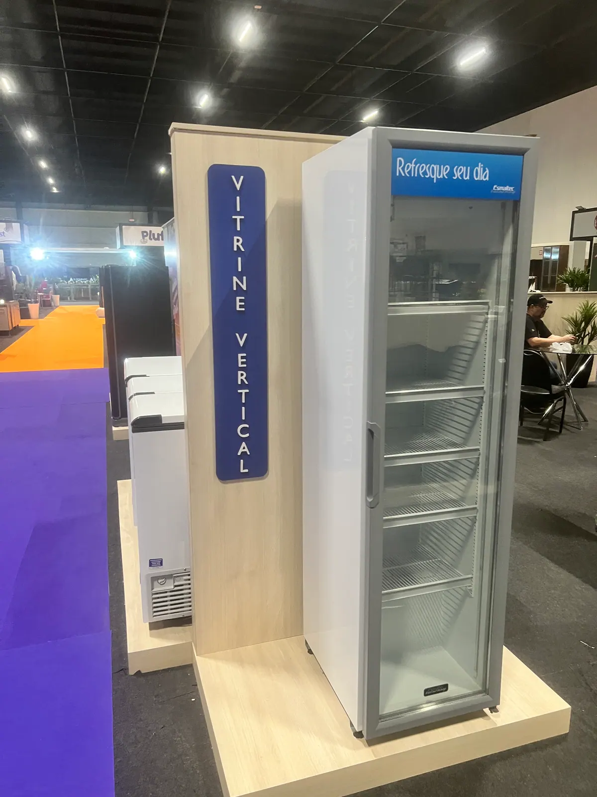 Displays e totem digital da Esmaltec em feira — foto 4