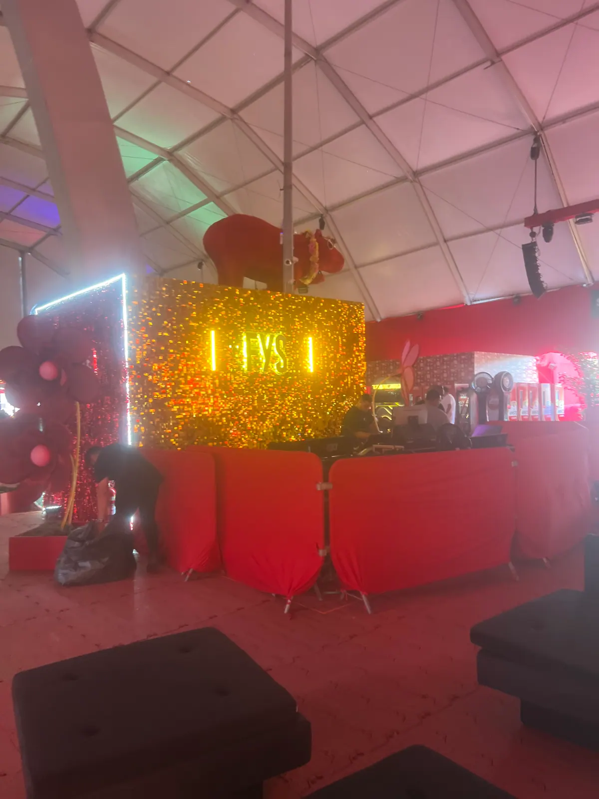 Letras iluminadas FYS sobre painel de lantejoulas douradas — foto 1