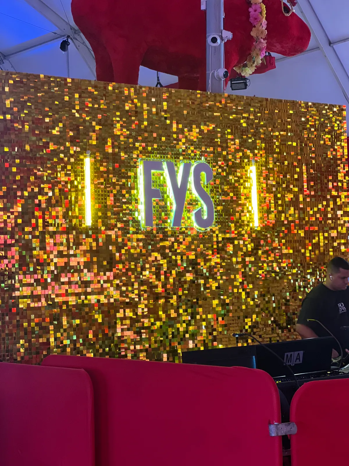 Letras iluminadas FYS sobre painel de lantejoulas douradas — foto 2