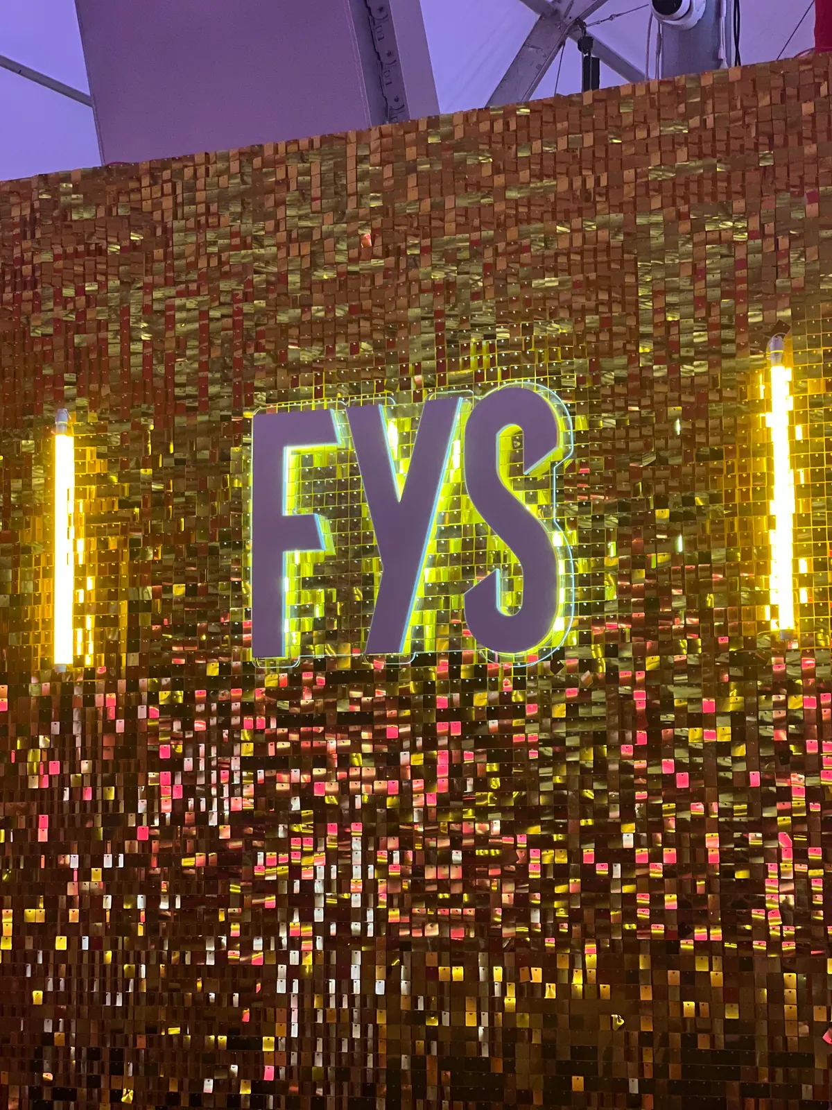 Letras iluminadas FYS sobre painel de lantejoulas douradas — foto 4